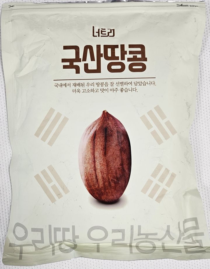 [서울=뉴시스] 식품의약품안전처는 경기도 파주시 소재 식품소분업체 '주식회사너트리'가 소분·판매한 '국산 볶음땅콩('에서 아플라톡신이 기준치보다 초과 검출돼 해당 제품을 판매 중단하고 회수 조치한다고 17일 밝혔다. (사진=식약처 제공) 2026.09.17. photo@newsis.com *재판매 및 DB 금지