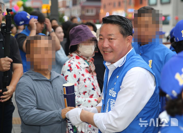 [순창=뉴시스] 김종효 기자 = 6·3지방선거 선거운동 첫날인 21일 순창읍 KT순창지점 앞에서 열린 민주당 후보들의 선거운동 출정식, 최영일 군수후보가 유권자들과 인사를 나누고 있다. 2026.05.21. kjh6685@newsis.com *재판매 및 DB 금지