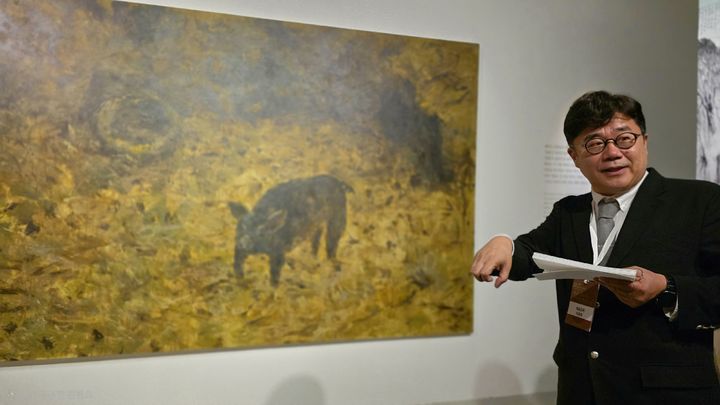 사진=박현주 미술전문기자] 17일 제5회 제주비엔날레 이종후 예술감독이 제주도립미술관에서 제주 작가 강요배의 신작 ‘도새기통시’를 설명하고 있다. 2026.09.17. hyun@newsis.com *재판매 및 DB 금지