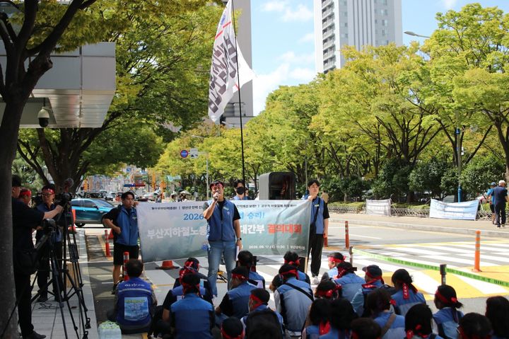 [부산=뉴시스] 부산지하철노동조합이 양산선 개통에 따른 인력 충원과 열차 운행횟수 원상회복 등을 요구하며 단체교섭 결렬 이후 첫 확대간부 결의대회를 열었다. (사진=부산지하철노조 제공) 2026.09.17 photo@newsis.com *재판매 및 DB 금지