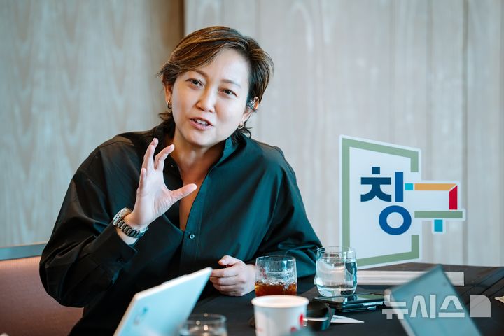 [싱가포르=뉴시스] 캐런 티오 구글 아시아태평양 플랫폼·디바이스 파트너십 부사장이 17일 안다즈 싱가포르 바이 하얏트에서 한국 기자단 질문에 답하고 있다. 2026.09.18. (사진=구글 제공)