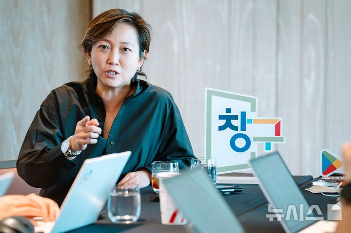 [싱가포르=뉴시스] 캐런 티오 구글 아시아태평양 플랫폼·디바이스 파트너십 부사장이 17일 안다즈 싱가포르 바이 하얏트에서 한국 기자단 질문에 답하고 있다. 2026.09.18. (사진=구글 제공)