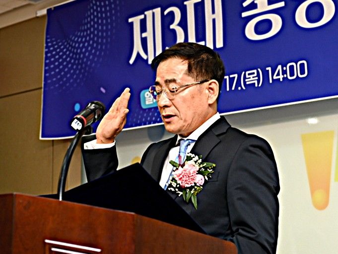 선서하는 송영민 원주시시설관리공단 이사장. *재판매 및 DB 금지