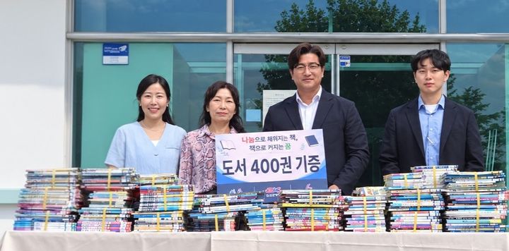 [칠곡=뉴시스] 전경진(왼쪽 세번째) 소장이 도서를 기증 받고 있다. (사진=칠곡휴게소 제공) 2026.09.17 photo@newsis.com *재판매 및 DB 금지