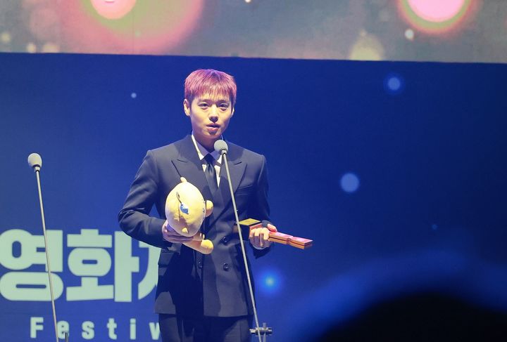 [대전=뉴시스]배우 박지훈이 17일 열린 대전특수영상영화제 '올해의 특수영상 어워즈' 에서 특수영상 연기상은 받았다. 2026.09.17 photo@newsis.com *재판매 및 DB 금지