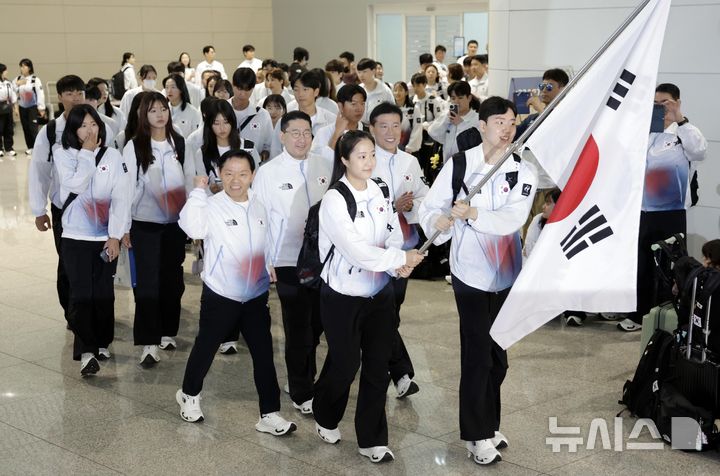 [인천공항=뉴시스] 최동준 기자 = 2026 아이치·나고야 아시안게임에 출전하는 대한민국 선수단이 17일 오전 인천국제공항 제2여객터미널에서 단기를 들고 출국장으로 향하고 있다. 2026.09.17. photocdj@newsis.com