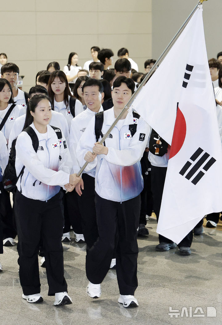 [인천공항=뉴시스] 최동준 기자 = 2026 아이치·나고야 아시안게임에 출전하는 대한민국 선수단이 17일 오전 인천국제공항 제2여객터미널에서 단기를 들고 출국장으로 향하고 있다. 2026.09.17. photocdj@newsis.com