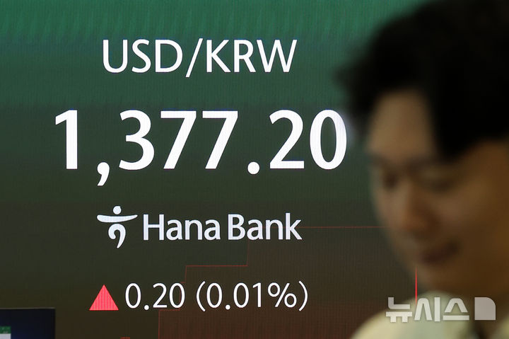 [서울=뉴시스] 김선웅 기자 = 서울 외환시장에서 오전 9시 원달러환율이 1378.5원으로 집계된 17일 오전 서울 중구 하나은행 본점 딜링룸 전광판에서 시황이 표시되고 있다. 2026.09.17. mangusta@newsis.com