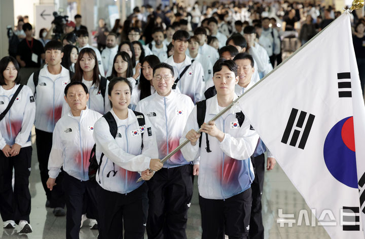[인천공항=뉴시스] 최동준 기자 = 2026 아이치·나고야 아시안게임에 출전하는 대한민국 이상현 선수단장, 김택수 선수촌장, 탁구 신유빈, 배드민턴 서승재를 비롯한 선수단이 17일 오전 인천국제공항 제2여객터미널에서 출국장으로 향하고 있다. 2026.09.17. photocdj@newsis.com