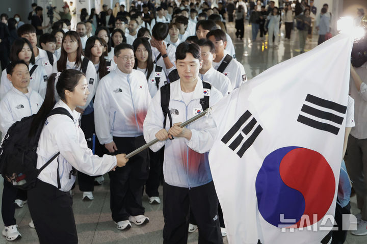 [인천공항=뉴시스] 최동준 기자 = 2026 아이치·나고야 아시안게임에 출전하는 대한민국 이상현 선수단장, 김택수 선수촌장, 탁구 신유빈, 배드민턴 서승재를 비롯한 선수단이 17일 오전 인천국제공항 제2여객터미널에서 출국장으로 향하고 있다. 2026.09.17. photocdj@newsis.com