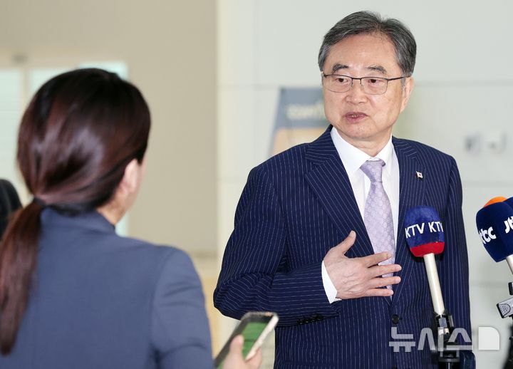 [인천공항=뉴시스] 박주성 기자 = 조현 외교부 장관이 한미 외교장관 회담을 위해 17일 인천국제공항 제2여객터미널을 통해 워싱턴DC로 출국하기 앞서 취재진 질문에 답하고 있다. 2026.09.17. park7691@newsis.com