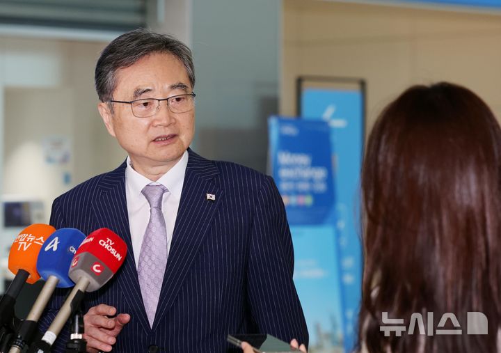 [인천공항=뉴시스] 박주성 기자 = 조현 외교부 장관이 한미 외교장관 회담을 위해 17일 인천국제공항 제2여객터미널을 통해 워싱턴DC로 출국하기 앞서 취재진 질문에 답하고 있다. 2026.09.17. park7691@newsis.com
