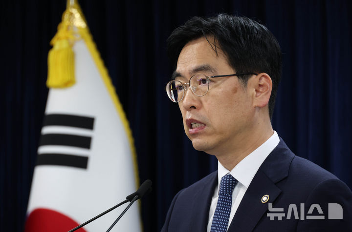 [서울=뉴시스] 조수정 기자 = 중대범죄수사청 개청준비단 단장인 김민재 행정안전부 차관이 17일 오전 서울 종로구 정부서울청사에서 초대 중수청장 후보자 관련 브리핑을 하고 있다. 김 차관은 브리핑에서 언론과 국회에서 제기된 김지용 후보자에 대한 논란 중 김학의 출금 사건, 정진웅 검사 독직폭행 사건, 검수완박 반대 및 윤석열 전 검찰총장 징계 반대와 관련 해명하고 국민의 우려를 가볍게 넘기지 않겠다고 밝혔다. (공동취재) 2026.09.17. chocrystal@newsis.com