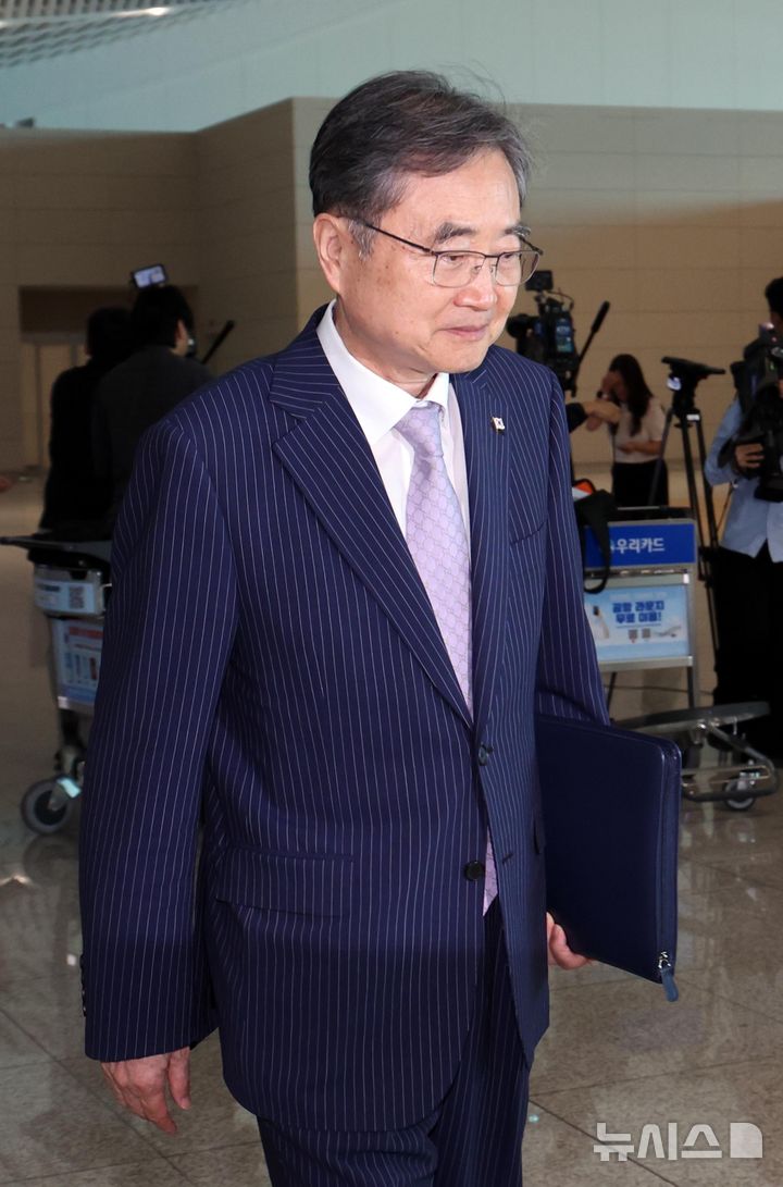 [인천공항=뉴시스] 박주성 기자 = 조현 외교부 장관이 한미 외교장관 회담을 위해 17일 인천국제공항 제2여객터미널을 통해 워싱턴DC로 출국하고 있다. 2026.09.17. park7691@newsis.com