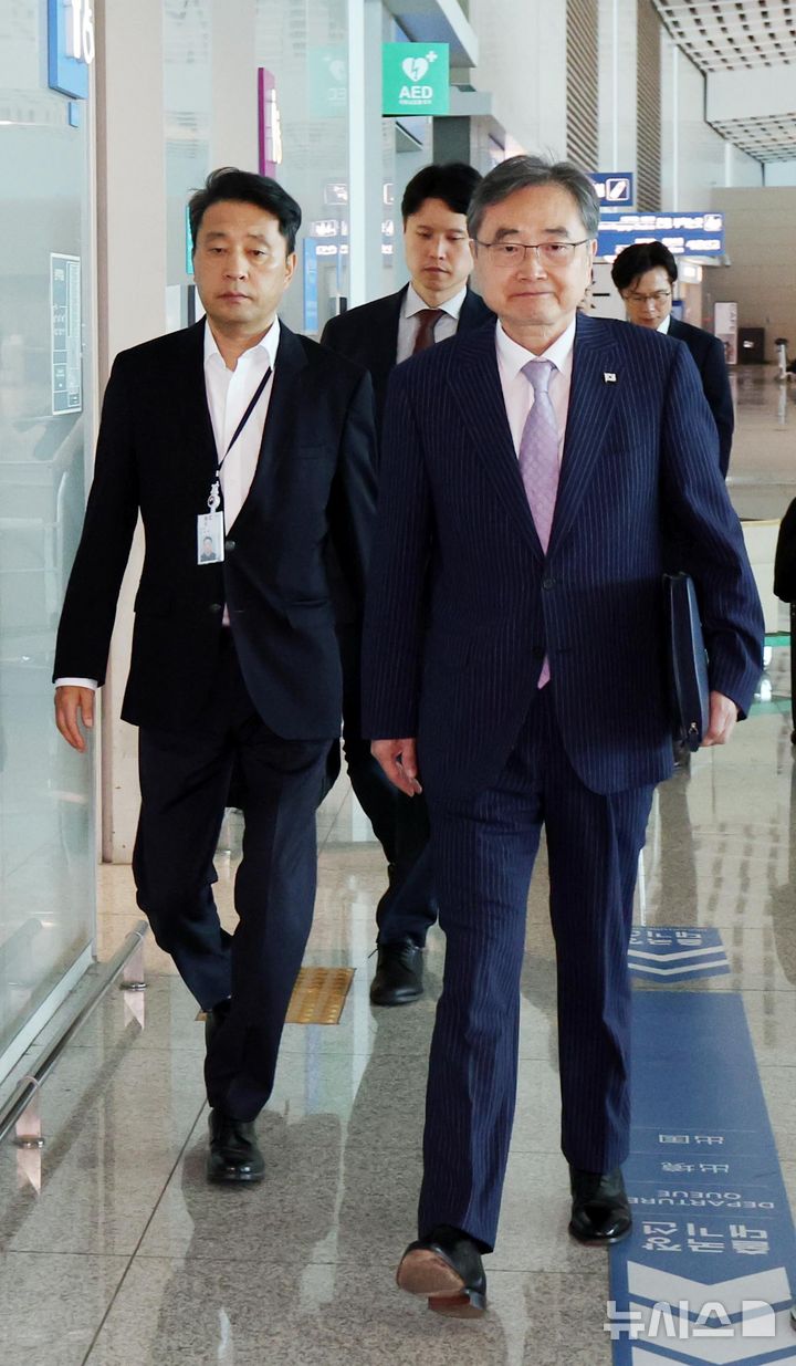 [인천공항=뉴시스] 박주성 기자 = 조현 외교부 장관이 한미 외교장관 회담을 위해 17일 인천국제공항 제2여객터미널을 통해 워싱턴DC로 출국하고 있다. 2026.09.17. park7691@newsis.com
