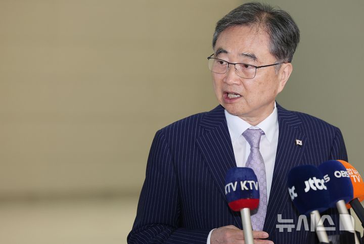 [인천공항=뉴시스] 박주성 기자 = 조현 외교부 장관이 한미 외교장관 회담을 위해 17일 인천국제공항 제2여객터미널을 통해 워싱턴DC로 출국하기 앞서 취재진 질문에 답하고 있다. 2026.09.17. park7691@newsis.com