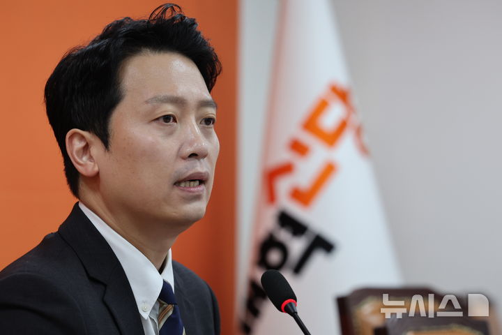 [서울=뉴시스] 최진석 기자 = 이기인 개혁신당 비대위원장이 17일 여의도 국회에서 당의 첫번째 쇄신안 발표를 하고 있다. 2026.09.17. myjs@newsis.com