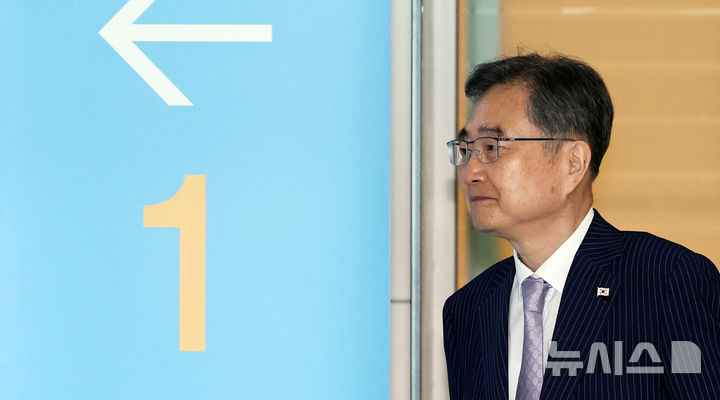 [인천공항=뉴시스] 박주성 기자 = 조현 외교부 장관이 한미 외교장관 회담을 위해 17일 인천국제공항 제2여객터미널을 통해 워싱턴DC로 출국하고 있다. 2026.09.17. park7691@newsis.com