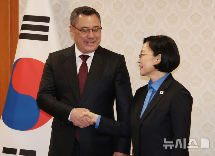 [서울=뉴시스] 조수정 기자 = 한성숙 국무총리와 사디르 자파로프 키르기스스탄 대통령이 17일 오전 서울 종로구 정부서울청사에서 면담에 앞서 악수하며 기념촬영 하고 있다. (공동취재) 2026.09.17. chocrystal@newsis.com