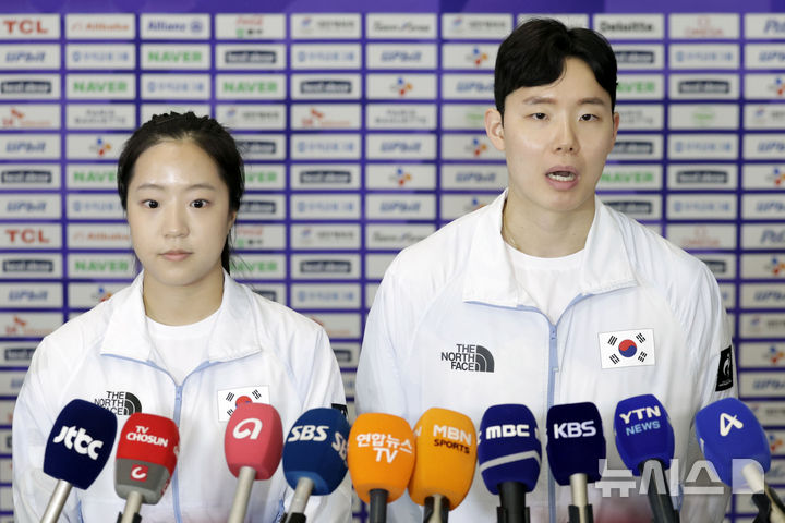 [인천공항=뉴시스] 최동준 기자 = 2026 아이치·나고야 아시안게임에 출전하는 배드민턴 서승재가 17일 오전 인천국제공항 제2여객터미널에서 출국에 앞서 각오를 밝히고 있다. 2026.09.17. photocdj@newsis.com