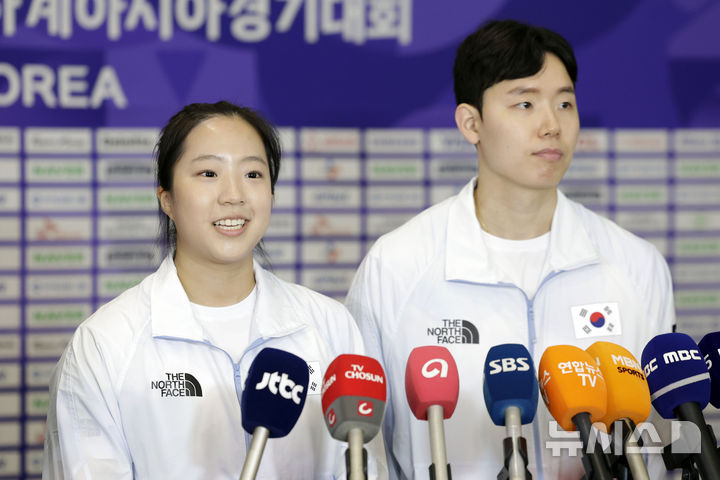 [인천공항=뉴시스] 최동준 기자 = 2026 아이치·나고야 아시안게임에 출전하는 탁구 신유빈이 17일 오전 인천국제공항 제2여객터미널에서 출국에 앞서 각오를 밝히고 있다. 2026.09.17. photocdj@newsis.com