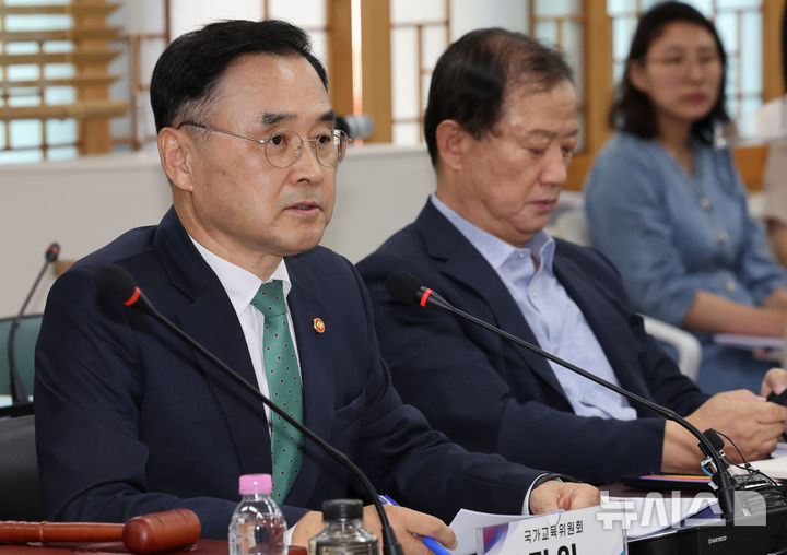 [서울=뉴시스] 조수정 기자 = 차정인 국가교육위원회 위원장이 17일 서울 종로구 정부서울청사에서 열린 위원회 2026년 제10차 회의를 주재하고 있다. 이날 회의에서는 대입제도 관련 국민참여위원회 숙의결과 보고가 있었다. (공동취재) 2026.09.17. chocrystal@newsis.com