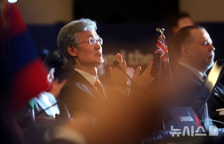 [서울=뉴시스] 박영태 기자 = 조희대 대법원장이 17일 오전 서울 용산구 그랜드 하얏트 서울에서 열린 제20차 아시아·태평양 대법원장 회의에 참석해 박수를 치고 있다. 2026.09.17. since1999@newsis.com