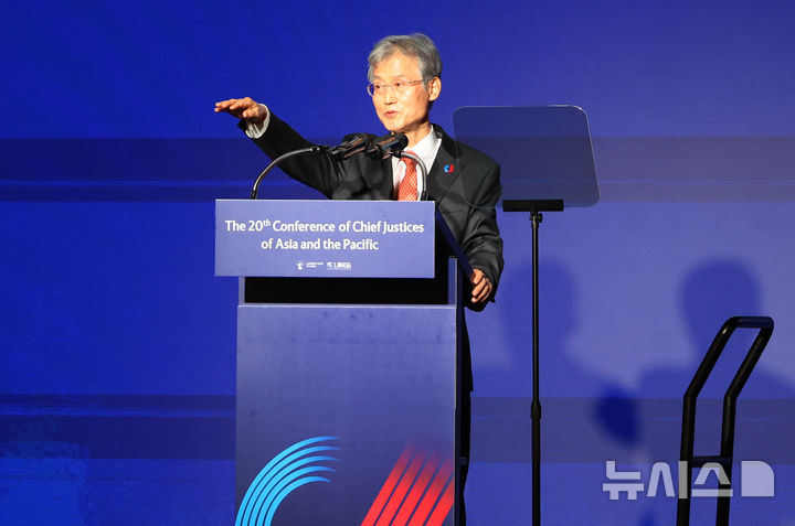 [서울=뉴시스] 박영태 기자 = 조희대 대법원장이 17일 오전 서울 용산구 그랜드 하얏트 서울에서 열린 제20차 아시아·태평양 대법원장 회의에 참석해 환영사를 하던 중 관계자를 부르고 있다. 2026.09.17. since1999@newsis.com