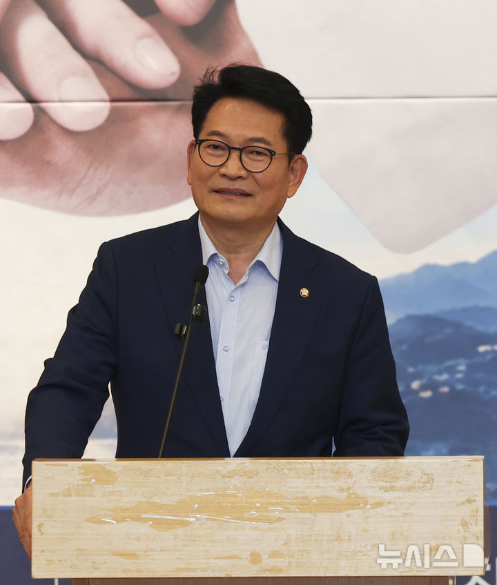 [서울=뉴시스] 김근수 기자 = 송영길 전 더불어민주당 대표가 17일 오전 서울 여의도 국회 도서관에서 열린 K-방산 AX도약을 위한 방산AIDC 민·관·학 협의체 출범식에서 인사말을 하고 있다. 2026.09.17. ks@newsis.com