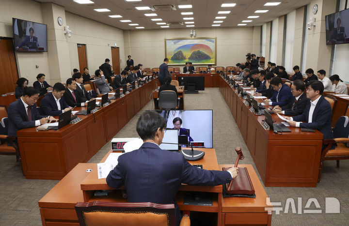[서울=뉴시스] 김근수 기자 = 유동수 국회 정무위원장이 17일 오전 서울 여의도 국회에서 열린 정무위원회 전체회의에서 의사봉을 두드리고 있다. 2026.09.17. ks@newsis.com
