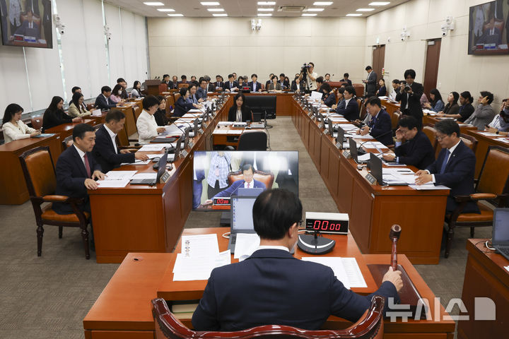 [서울=뉴시스] 김근수 기자 = 이만희 국회 보건복지위원장이 17일 오전 서울 여의도 국회에서 열린 보건복지위원회 전체회의에서 의사봉을 두드리고 있다. 2026.09.17. ks@newsis.com