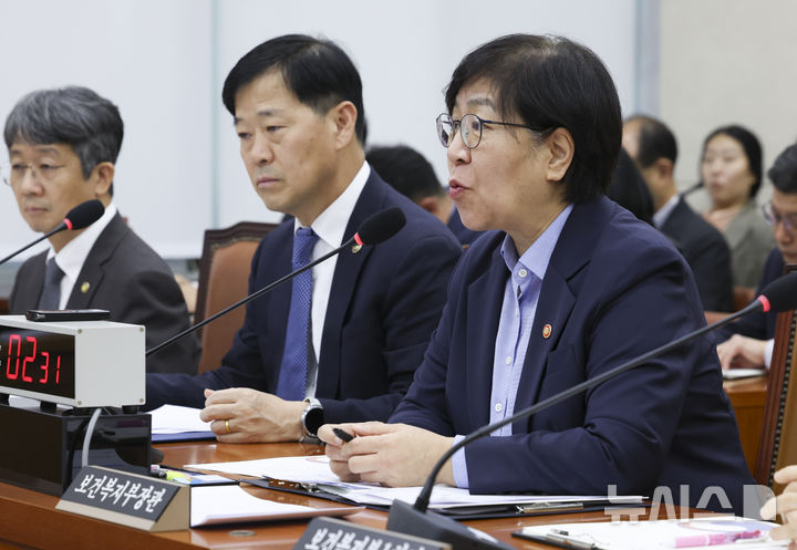 [서울=뉴시스] 김근수 기자 = 정은경 보건복지부 장관이 17일 오전 서울 여의도 국회에서 열린 보건복지위원회 전체회의에서 질의에 답하고 있다. 2026.09.17. ks@newsis.com