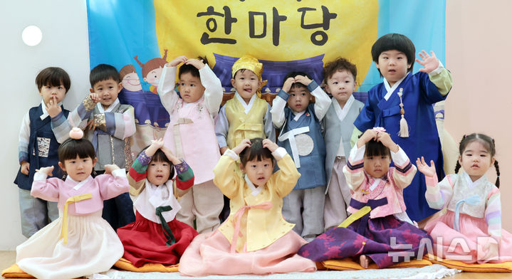 [인천=뉴시스] 전진환 기자 = 추석(한가위) 명절을 앞둔 17일 오전 인천 미추홀구 정부인천지방합동청사 초롱어린이집에서 어린이들이 한복을 입고 추석 차례예절을 배우고 있다. 2026.09.17. amin2@newsis.com