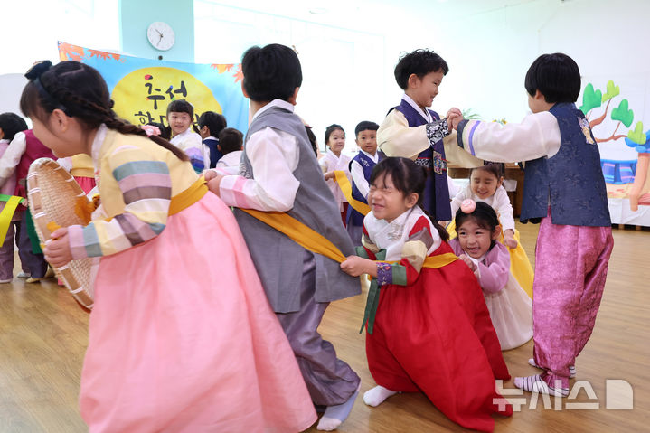 [인천=뉴시스] 전진환 기자 = 추석(한가위) 명절을 앞둔 17일 오전 인천 미추홀구 정부인천지방합동청사 초롱어린이집에서 어린이들이 한복을 입고 전통놀이 '소놀이'를 하고 있다.&nbsp; 소놀이는 추석 날 두 사람이 멍석 안에 들어가 소처럼 꾸미고, 농악패가 그 뒤를 따르며 마을의 집을 돌아다니는 놀이며, 한 해 동안 열심히 농사를 도운 소에게 감사하는 마음이 담겨 있다. 2026.09.17. amin2@newsis.com