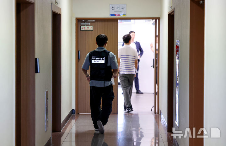 [대구=뉴시스] 이무열 기자 = 6·3 지방선거 투표용지 부족 사태 등을 수사하는 선거관리위원회 특별검사팀이 17일 대구선거관리위원회에 대한 압수수색에 착수했다. 대구선관위 등에 따르면 특검팀은 이날 오전 9시께부터 압수수색을 진행하고 있다. 2026.09.17. lmy@newsis.com
