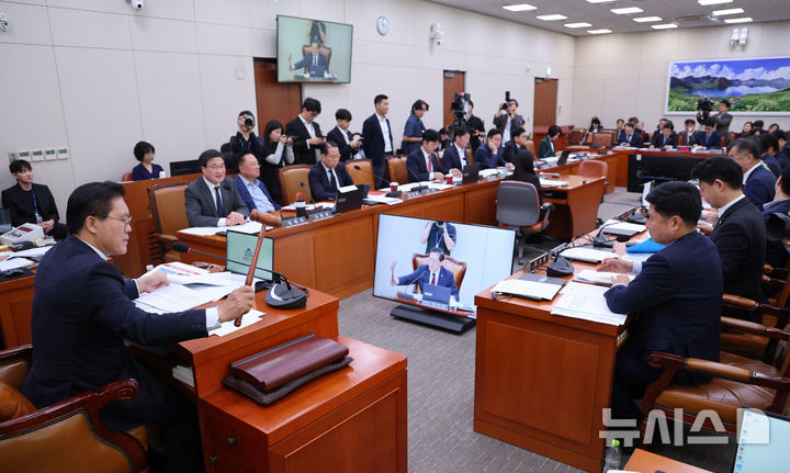 [서울=뉴시스] 고범준 기자 = 송석준 국회 외교통일위원회 위원장이 17일 서울 여의도 국회에서 열린 외교통일위원회 전체회의에서 의사봉을 두드리고 있다. 2026.09.17. bjko@newsis.com