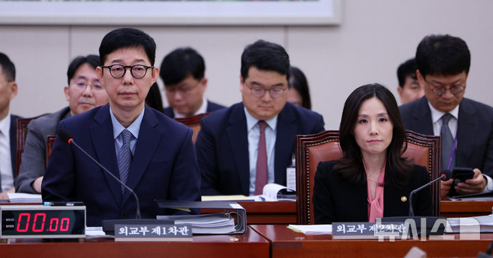 [서울=뉴시스] 고범준 기자 = 박윤주 외교부 제1차관과 김진아 외교부 제2차관이 17일 서울 여의도 국회에서 열린 외교통일위원회 전체회의에 참석해 의원들을 바라보고 있다. 2026.09.17. bjko@newsis.com
