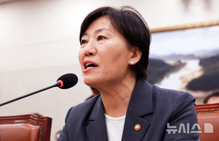 [서울=뉴시스] 최진석 기자 = 송미령 농림축산식품부 장관이 17일 여의도 국회에서 열린 제439회국회(정기회) 농림축산식품해양수산위원회 제2차 전체회의에서 농지 전수조사 관련 질의에 답변하고 있다. 2026.09.17. myjs@newsis.com