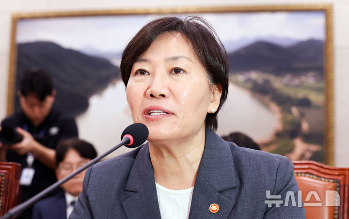 [서울=뉴시스] 최진석 기자 = 송미령 농림축산식품부 장관이 17일 여의도 국회에서 열린 제439회국회(정기회) 농림축산식품해양수산위원회 제2차 전체회의에서 농지 전수조사 관련 질의에 답변하고 있다. 2026.09.17. myjs@newsis.com