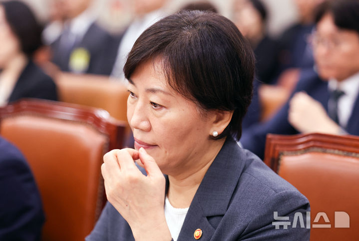 [서울=뉴시스] 최진석 기자 = 송미령 농림축산식품부 장관이 17일 여의도 국회에서 열린 제439회국회(정기회) 농림축산식품해양수산위원회 제2차 전체회의에 출석해 생각에 잠겨 있다. 2026.09.17. myjs@newsis.com