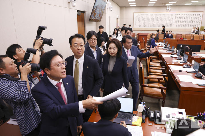 [서울=뉴시스] 김근수 기자 = 박형수 국민의힘 법사위 간사와 국민의힘 의원들이 17일 오전 서울 여의도 국회에서 열린 법제사법위원회 전체회의에서 김승원 법무장관 후보자 인사청문경과보고서 채택의 건이 상정되자 항의하며 퇴장하고 있다. 2026.09.17. ks@newsis.com