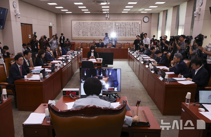 [서울=뉴시스] 김근수 기자 = 서영교 법제사법위원회 위원장이 17일 오전 서울 여의도 국회에서 열린 법제사법위원회 전체회의에서 의사봉을 두드리고 있다. 2026.09.17. ks@newsis.com