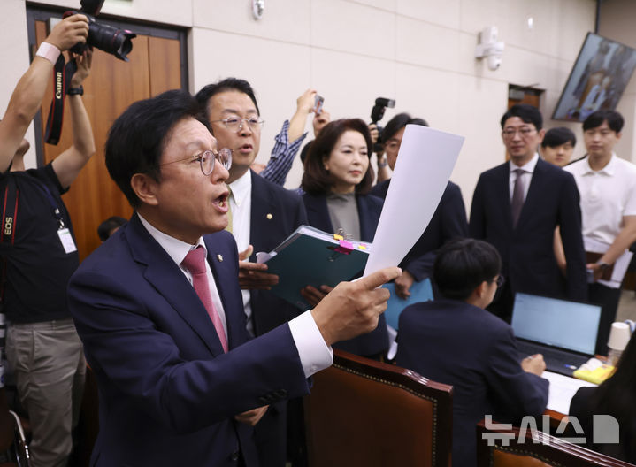 [서울=뉴시스] 김근수 기자 = 17일 오전 서울 여의도 국회에서 열린 법제사법위원회 전체회의에서 김승원 법무장관 후보자 인사청문경과보고서가 놓여 있다. 2026.09.17. ks@newsis.com