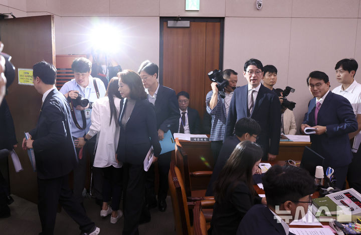 [서울=뉴시스] 김근수 기자 = 박형수 국민의힘 법사위 간사와 국민의힘 의원들이 17일 오전 서울 여의도 국회에서 열린 법제사법위원회 전체회의에서 김승원 법무장관 후보자 인사청문경과보고서 채택의 건이 상정되자 항의하며 퇴장하고 있다. 2026.09.17. ks@newsis.com