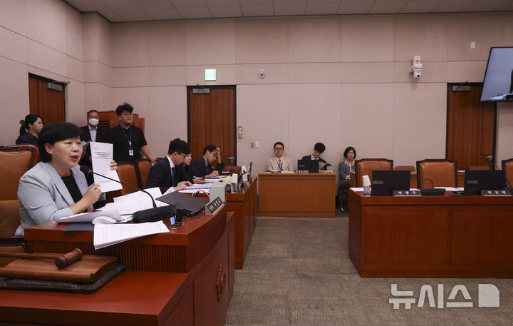 [서울=뉴시스] 김근수 기자 = 서영교 국회 법사위원장이 17일 오전 서울 여의도 국회에서 열린 법제사법위원회 전체회의에서 김승원 법무장관 후보자 인사청문경과보고서를 들어보이고 있다. 2026.09.17. ks@newsis.com
