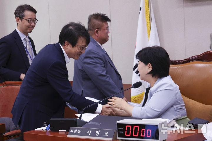 [서울=뉴시스] 김근수 기자 = 서영교 국회 법사위원장과 김의겸 더불어민주당 법사위 간사가 17일 오전 서울 여의도 국회에서 열린 법제사법위원회 전체회의에서 회의를 마치고 악수하고 있다. 2026.09.17. ks@newsis.com