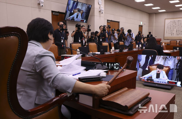 [서울=뉴시스] 김근수 기자 = 서영교 국회 법사위원장이 17일 오전 서울 여의도 국회에서 열린 법제사법위원회 전체회의에서 의사봉을 두드리고 있다. 2026.09.17. ks@newsis.com