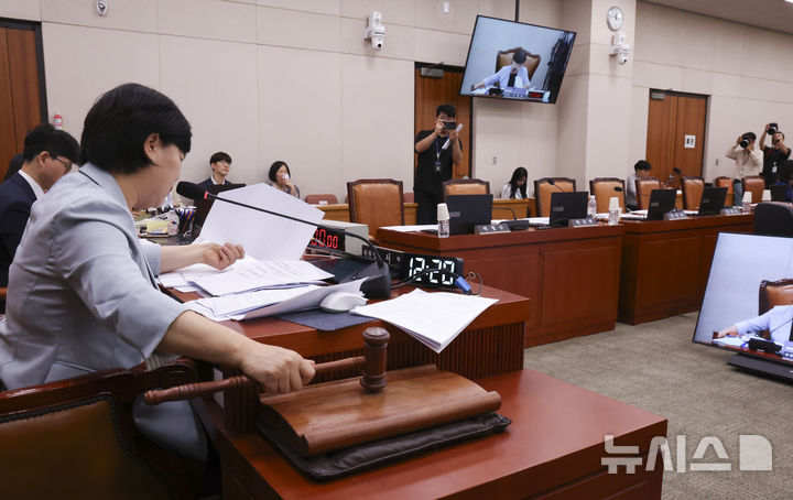 [서울=뉴시스] 김근수 기자 = 서영교 국회 법사위원장이 17일 오전 서울 여의도 국회에서 열린 법제사법위원회 전체회의에서 김승원 법무장관 후보자 인사청문경과보고서 채택의 건을 상정하고 있다. 2026.09.17. ks@newsis.com