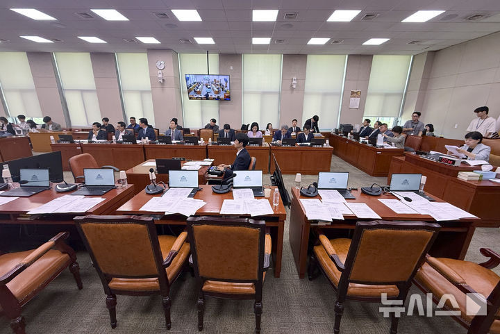[서울=뉴시스] 김근수 기자 = 17일 오전 서울 여의도 국회에서 열린 법제사법위원회 전체회의에서 김승원 법무부 장관 후보자 인사청문경과보고서 채택의 건에 반발한 국민의힘 의원들이 퇴장해 자리가 비어 있다. 2026.09.17. ks@newsis.com