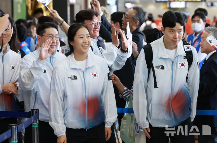 [도코나메=뉴시스] 이영환 기자 = 2026 아이치·나고야 아시안게임에 출전하는 대한민국 선수단 본단 입국 기수인 탁구 신유빈과 배드민턴 서승재, 이상현 단장 등이 17일 오후 일본 아이치현 도코나메시 주부국제공항으로 입국하고 있다. 2026.09.17. 20hwan@newsis.com
